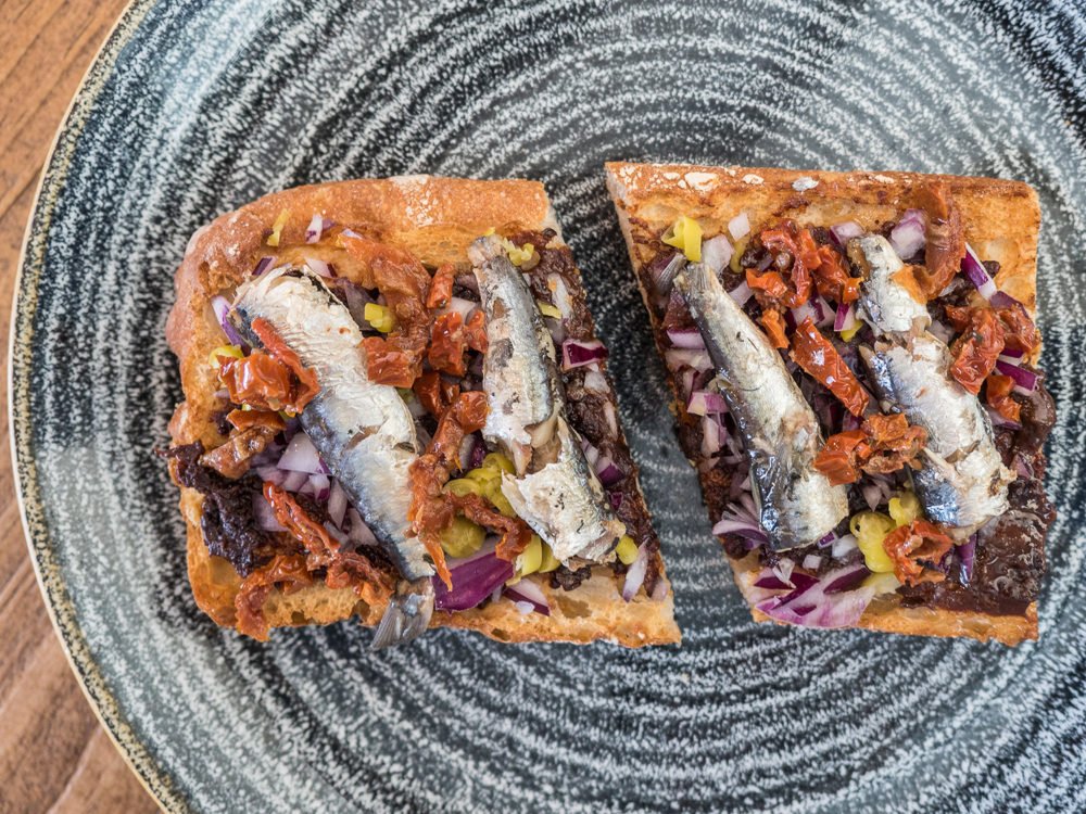 tosta-sardinas-crema-morcilla-queen-burger-gourmet-madrid