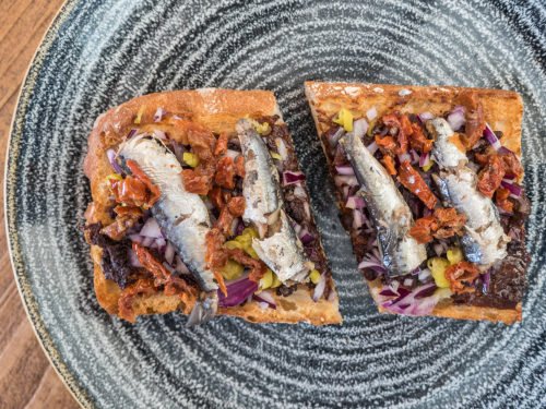 tosta-sardinas-crema-morcilla-queen-burger-gourmet-madrid